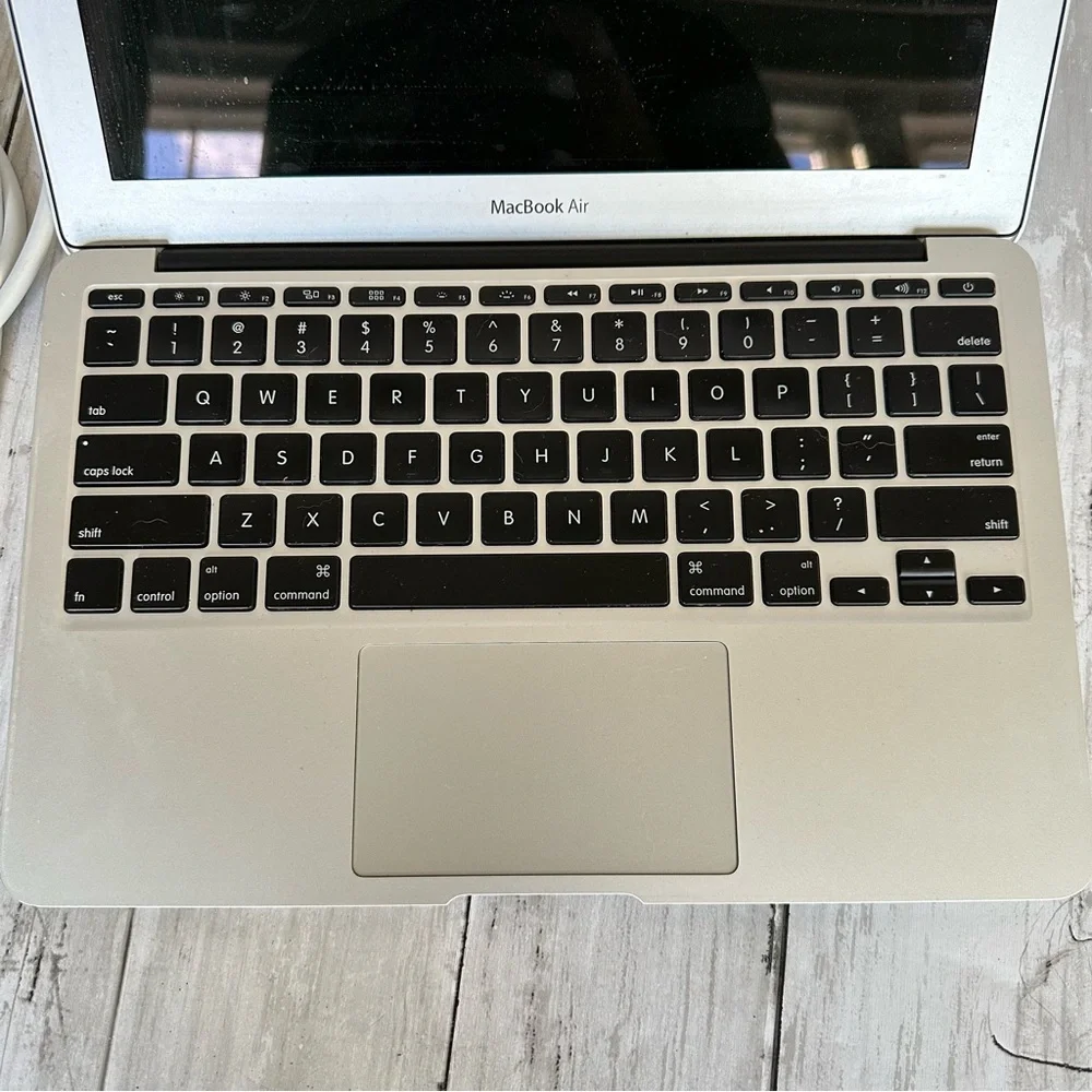 PREOWNED APPLE MACBOOK AIR MODEL A1465 SILVER 11” LAPTOP 256GB